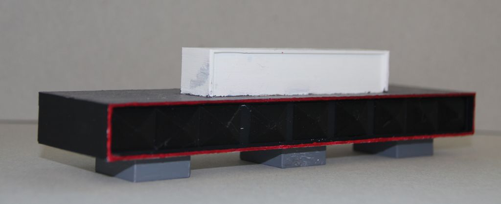 3D-printet skranke i svart, grått og hvitt. Foto.