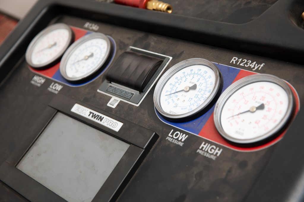 Panel med trykkmålarar. Foto.