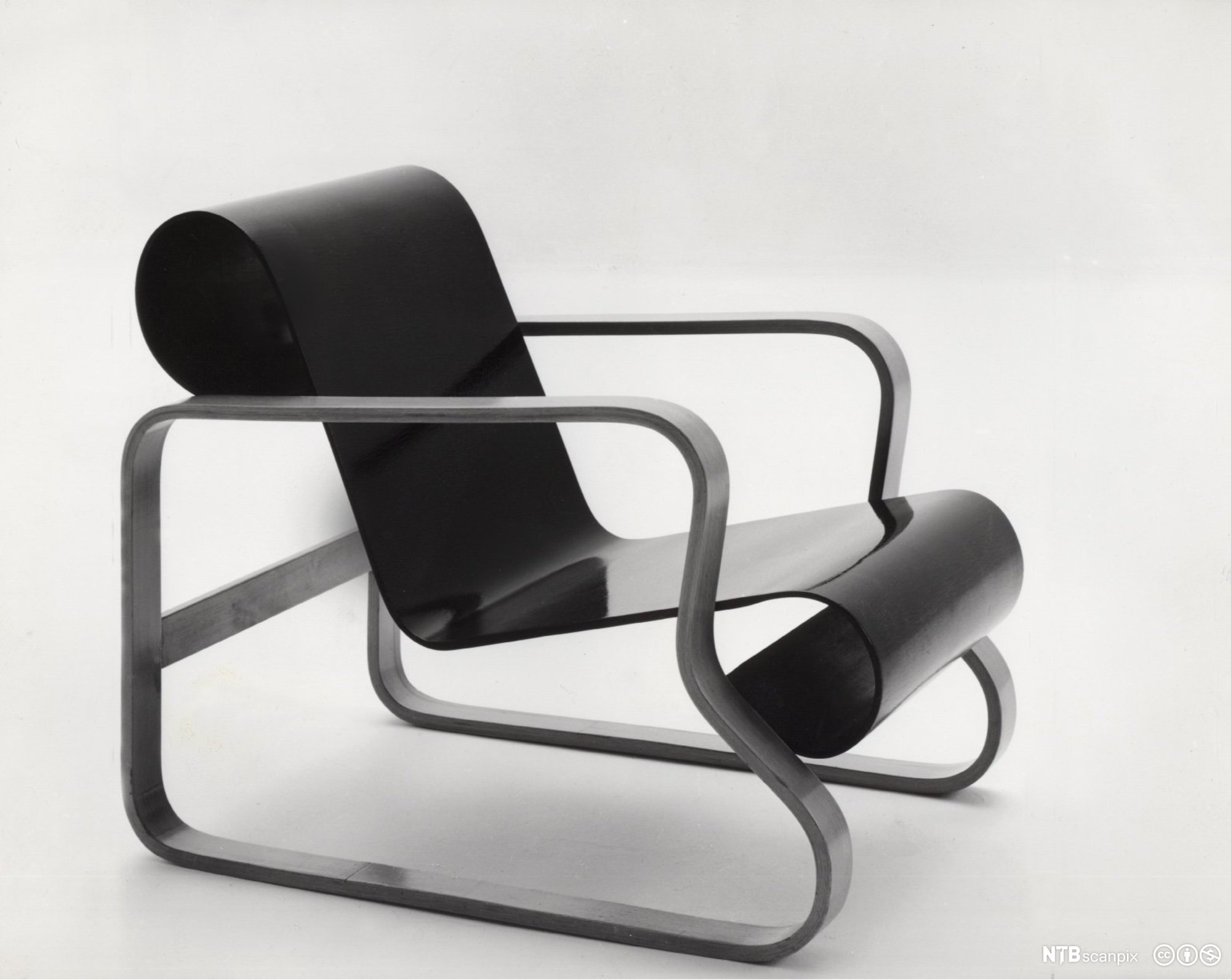 Lenestol i formbøyd laminert bjørkefiner. Foto.