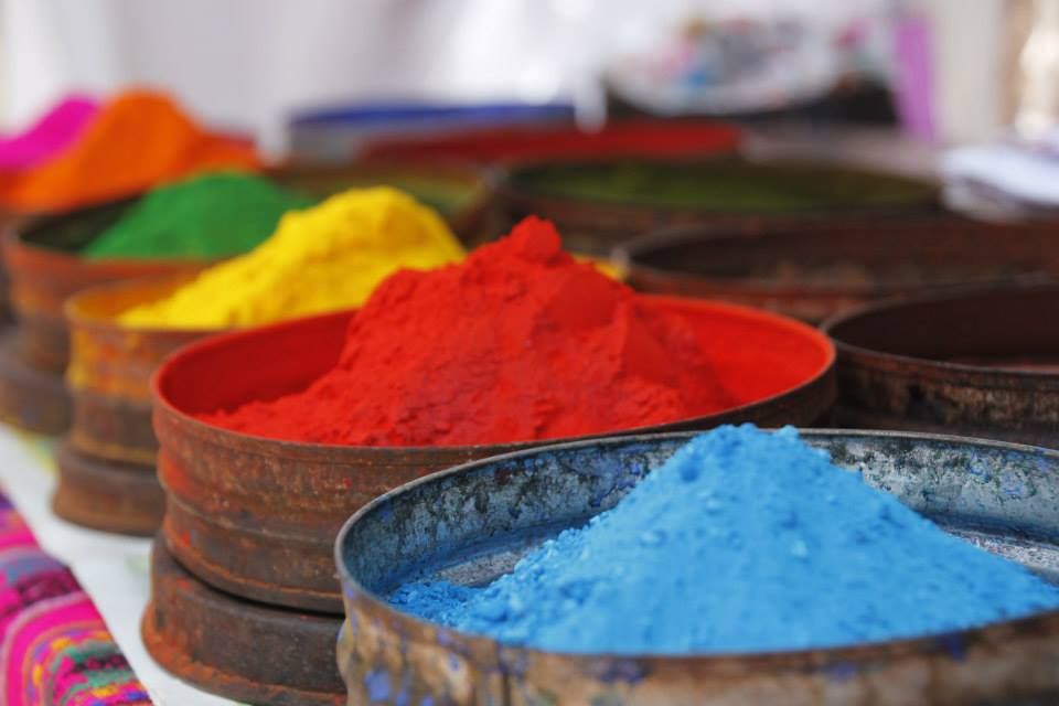 Ulike fargepigmenter: blått, rødt, gult, grønt, oransje og rosa. Foto.