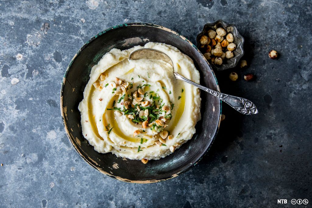 Sellerirotpuré dandert på tallerken. Foto.