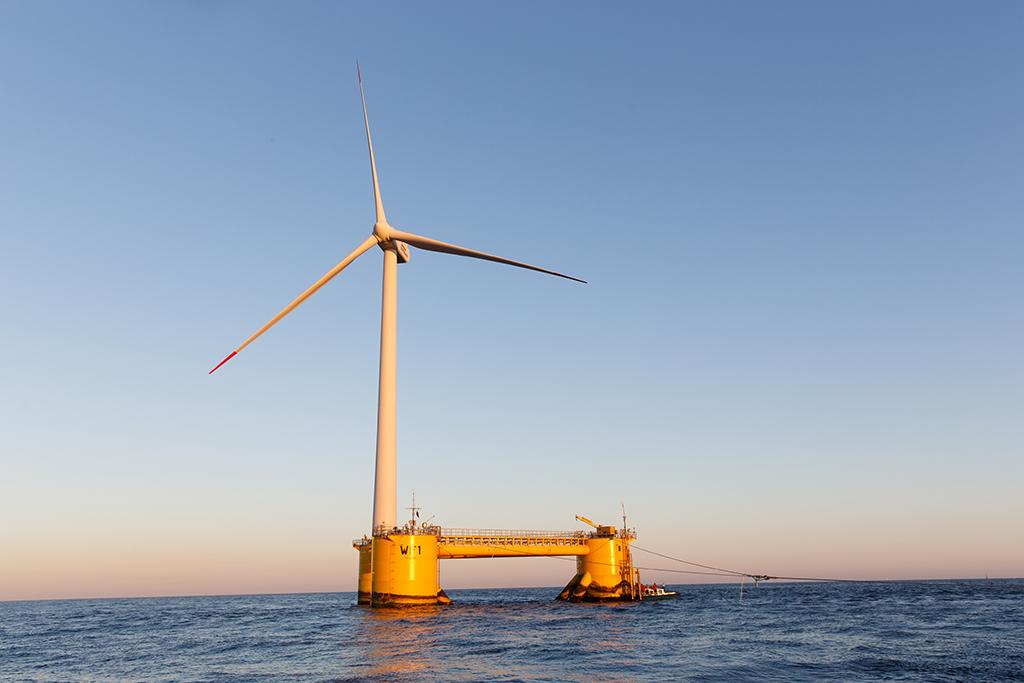 Vindturbin på flytende understell. Foto.