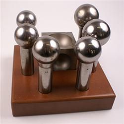 Gullsmedsett med knoppstempel og ankerterning. Foto.