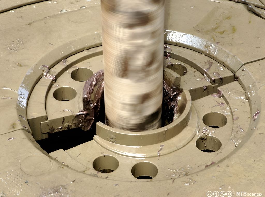 RKB er opninga i boredekket der borestrengen går inn i brønnen. Foto.