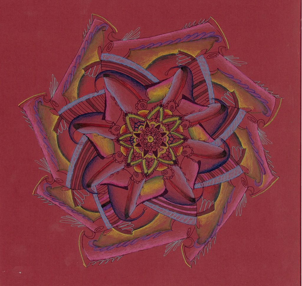 Mandala tegnet med fargeblyanter og penn på mørkerød kartong. Illustrasjon.