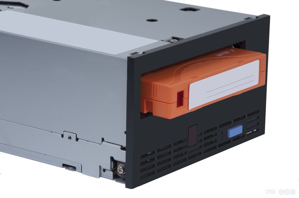 Tape-enhet for bruk i datamaskin, med en tapekassett satt inn. Foto.