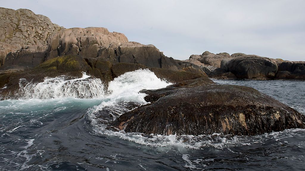 Bølger slår mot land. Foto.