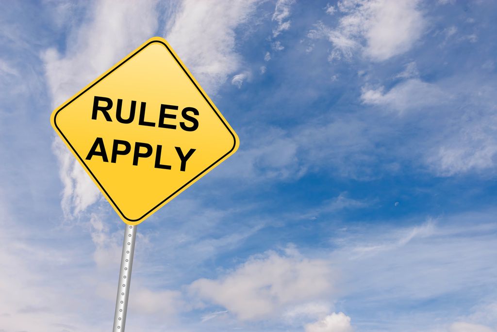 Veiskilt med teksten"Rules apply". Himmel i bakgrunnen. Foto.