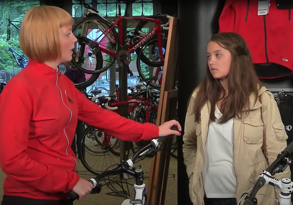 Selger samtaler med kunde om sykkelkjøp