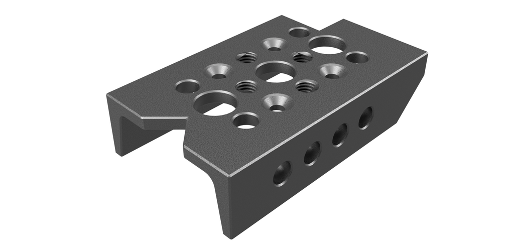 Et stykke kanalstål, det vil si u-forma stål, med mange hull med ulike dimensjoner og former. Illustrasjon.