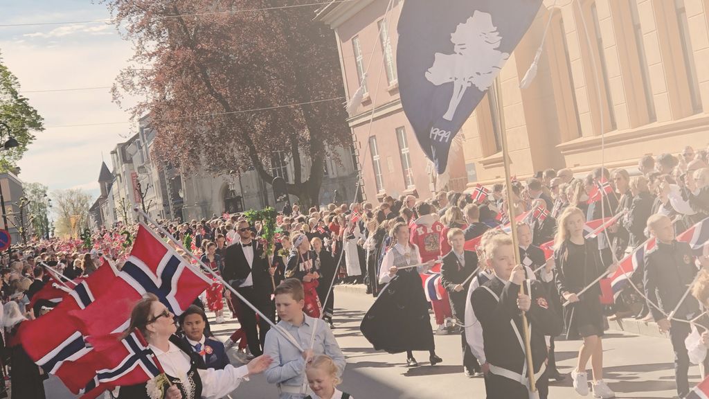 Generelt bilde av skoletoget 17.mai. Foto.