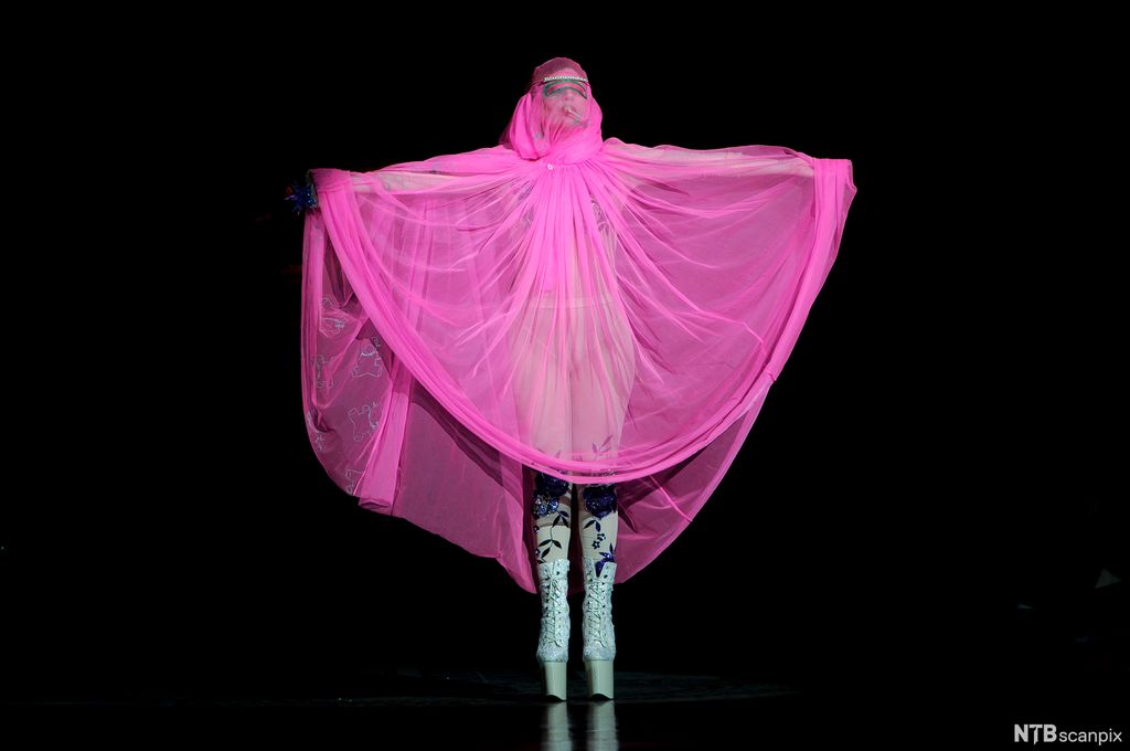  Lady Gaga i et rosa sceneantrekk. Foto.