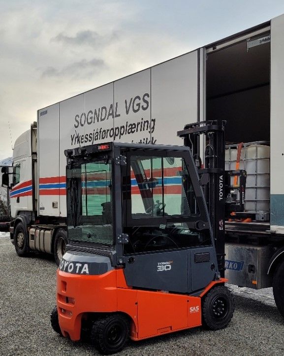 En truck laster en semitrailer. Foto.