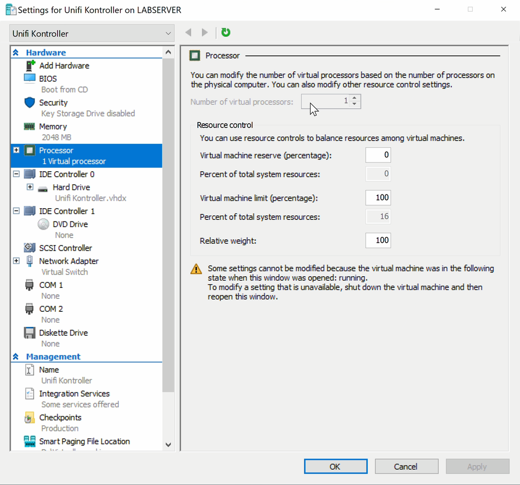 Skjermvindu med innstillinger for en virtuell datamaskin. En kolonne til venstre viser forskjellige kategorier som minne, prosessor og IDE-kontroller. Til høyre vises detaljer. Skjermbilde.