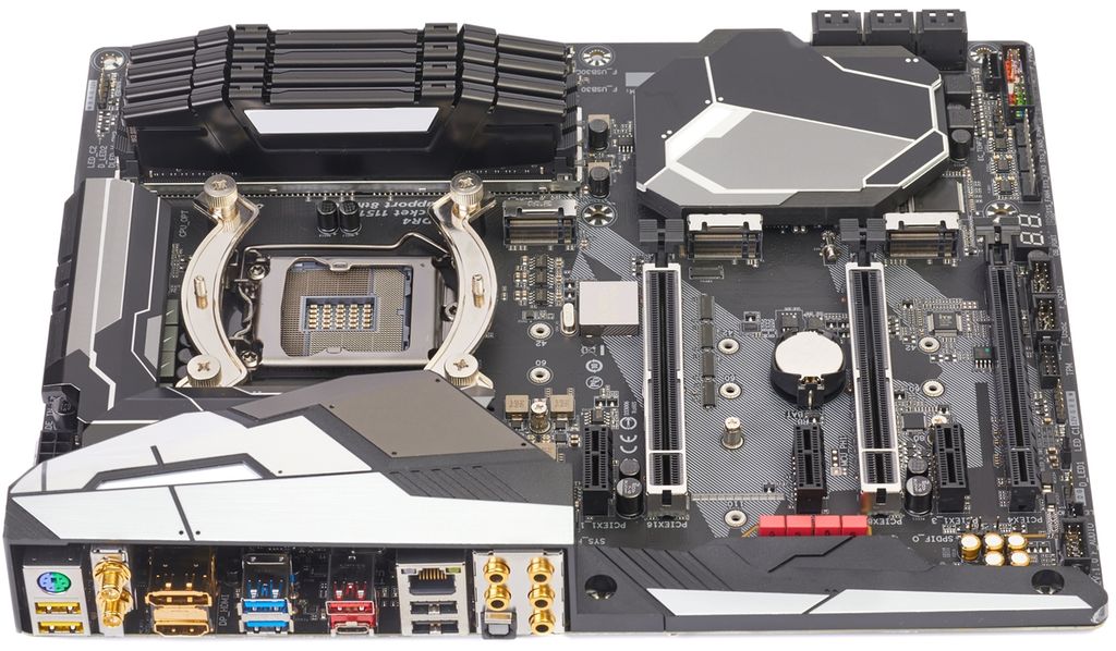 Stort kretskort med plass for montering av prosessor, RAM, PCI Expresskort, M.2-kort og ei rekkje USB-portar. Foto.