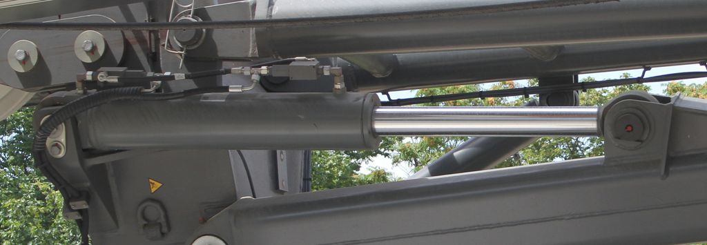 Hydraulisk sylinder montert på en anleggsmaskin. Foto.