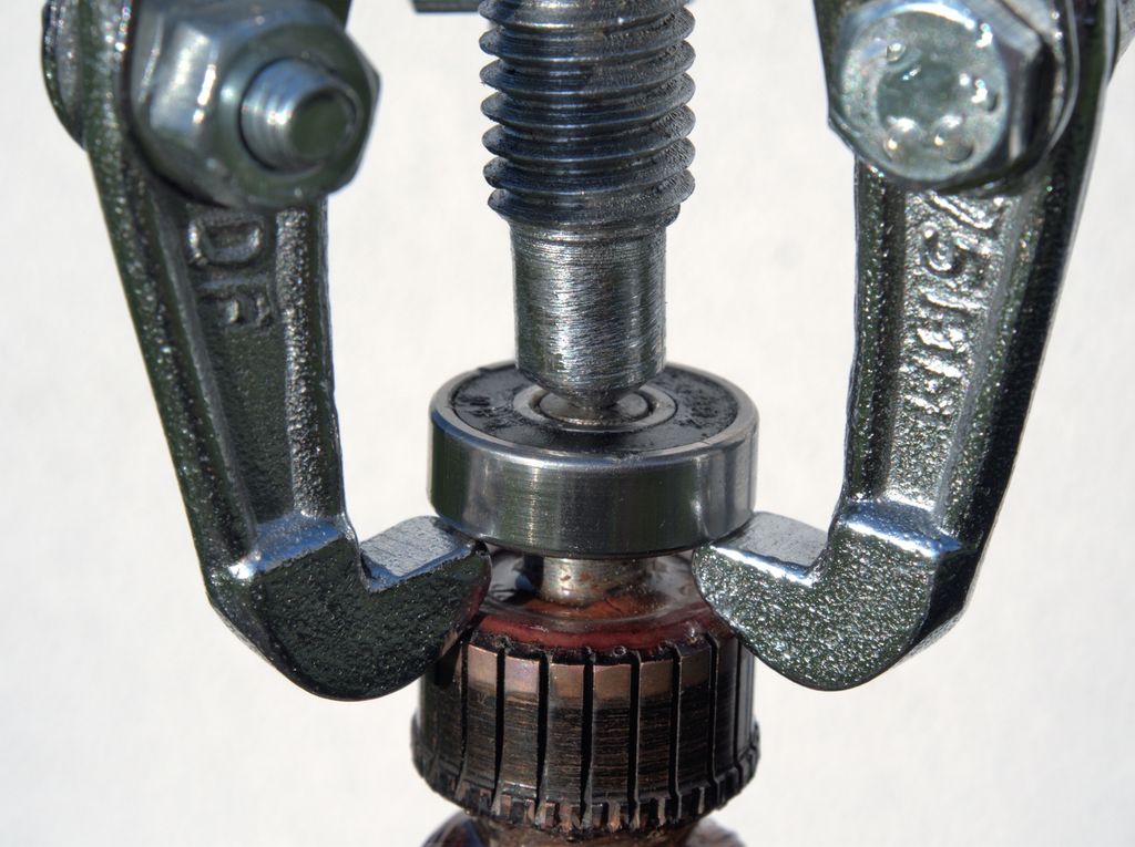 Fjerning av kulelager med en tersj. Foto.