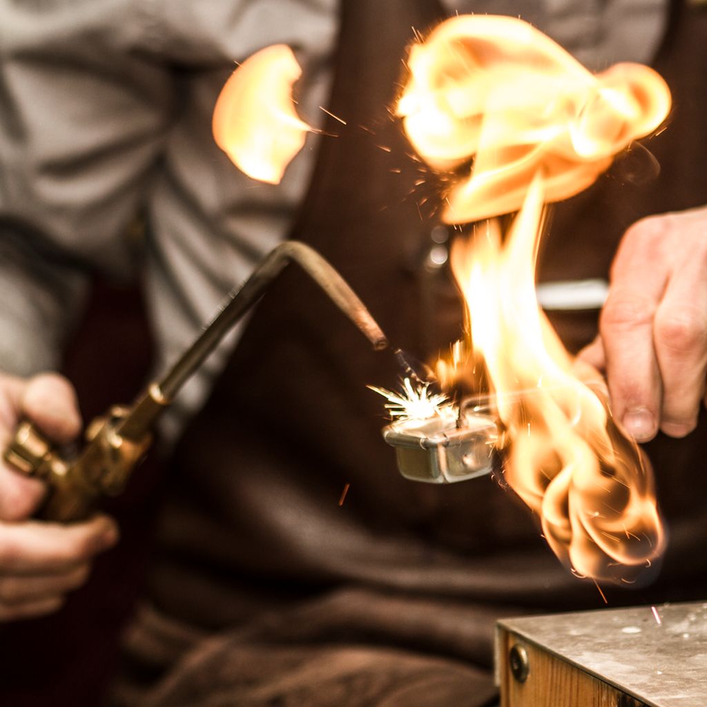 Lodding av sølvgjenstand. Foto.
