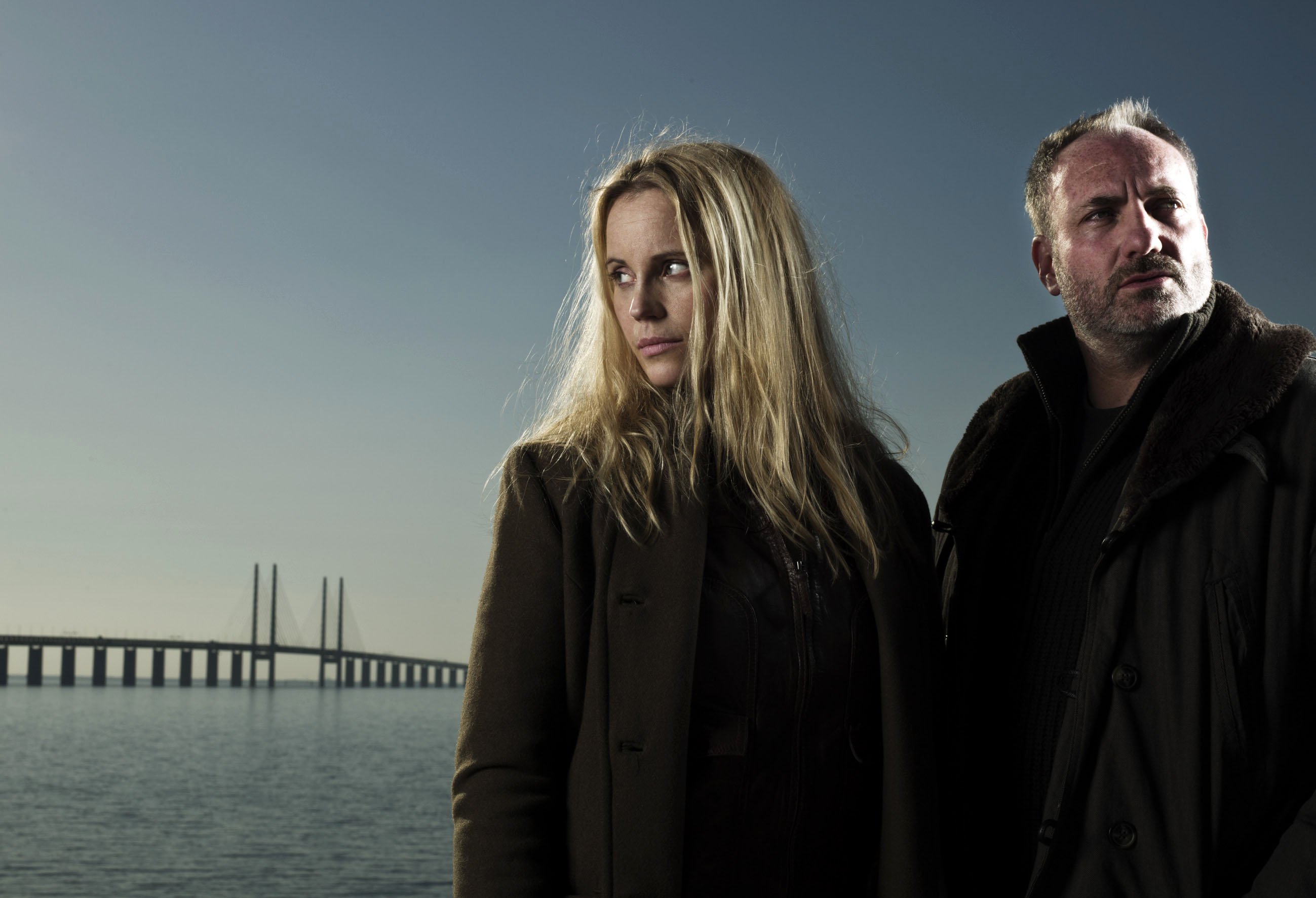 Bilde fra TV-serien Broen med skuespillerne Sofia Helin og Kim Bodnia i forgrunnen og Øresundbroen i bakgrunnen. Foto.