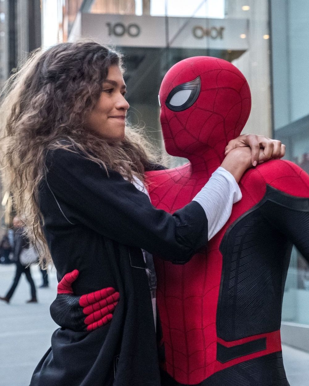 Spider-Man holder en kvinne i armene. Foto.