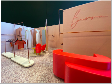 Modell av disk og prøverom i en klesbutikk. Foto.
