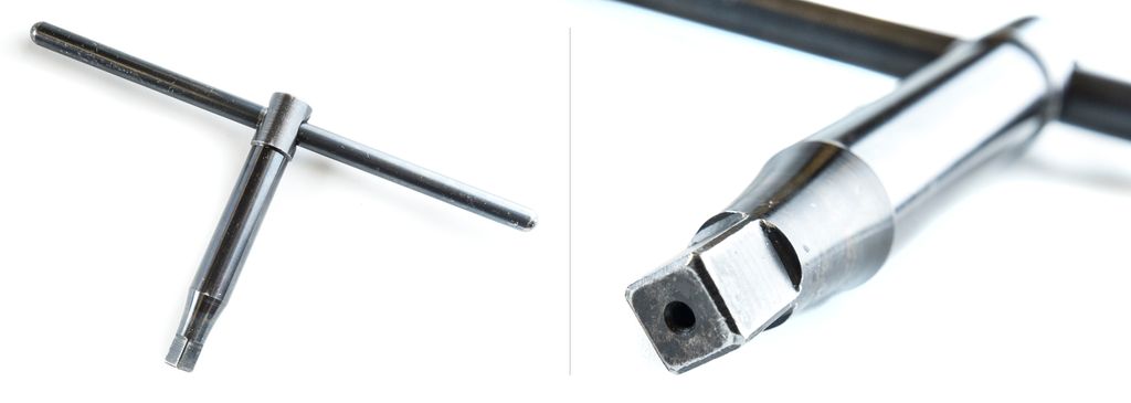 To bilete av ein kjoksnøkkel. Eit bilete av heile nøkkelen og eit nærbilete av den firkana enden med eit lite hol. Foto.