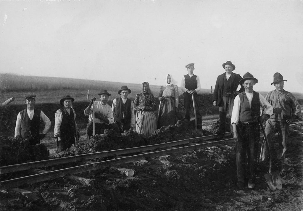 Et arbeidslag som jobber med å legge jernbaneskinner på 1900-tallet. Foto. 