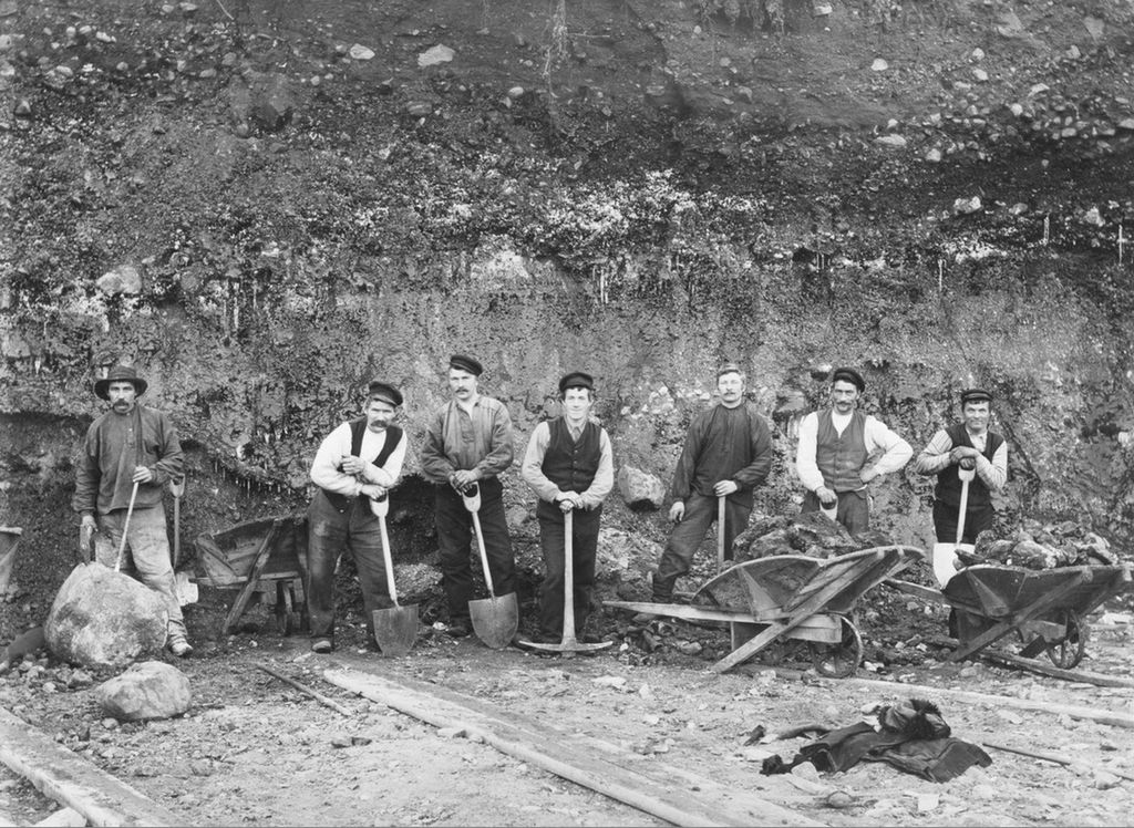 Arbeidslag ved Aktieselskapet Sydvaranger under anleggstiden 1907. Foto.