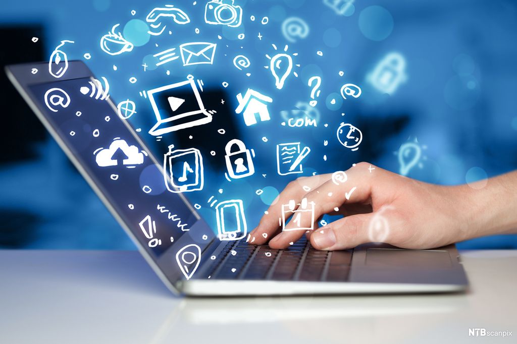 Hånd på tastatur med mange tegnede symboler fra nettet svevende i lufta over. Manipulert foto.