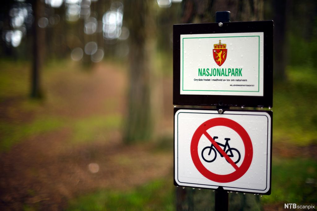 Skilt som viser at det er forbudt å sykle i en nasjonalpark. Foto.