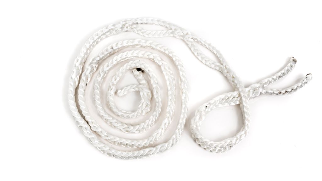 Kvitt, oppkveilet nylontau. Tauet er laget slik at man enkelt kan lage renneløkker. Foto.