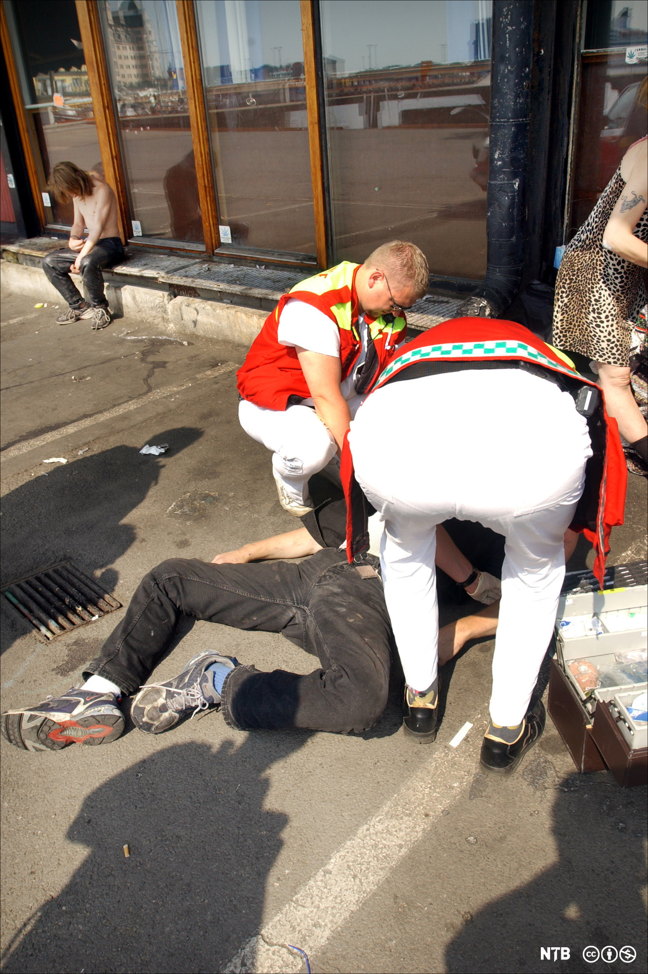 Ambulansepersonell behandler en person som har tatt overdose. Foto.