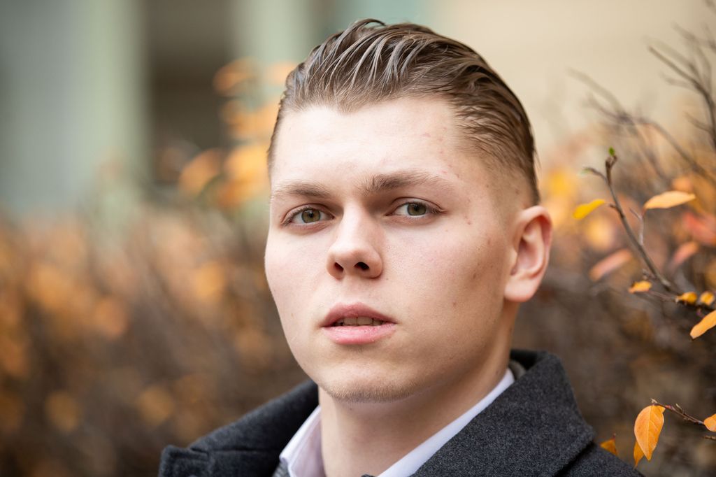 Portrett av ung mann. Han er pent kledd, og håret er gredd bakover. Foto.