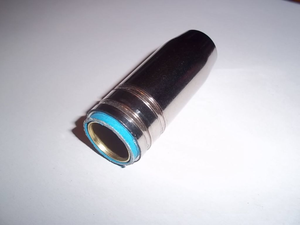 Blankt rør med to spor. Foto.