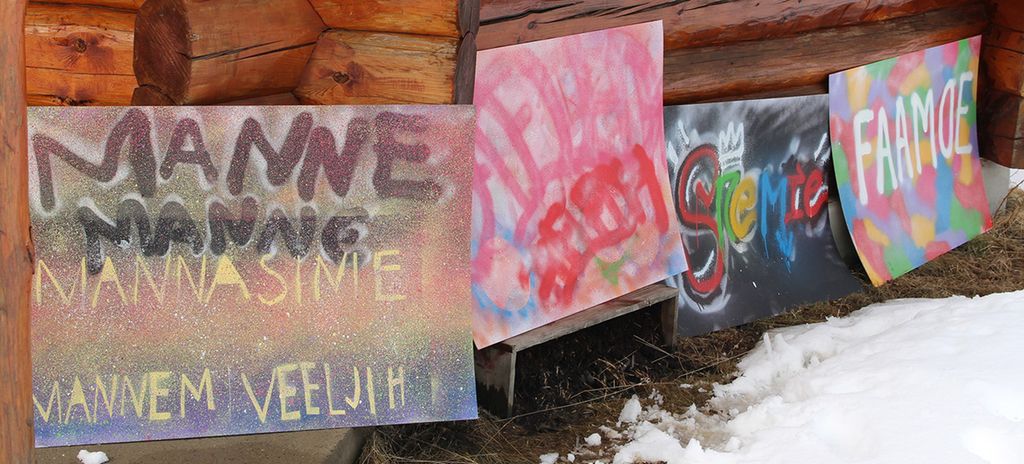 Baakoeh mah plakaatine måaladamme. Voestes plakaatesne måaladamme: Manne, mannasinie, mannem veeljih. Gåalmadinie plakaatesne måaladamme: Saemie. Njealjadinie plakaatesne måaladamme: Faamoe. Guvvie.