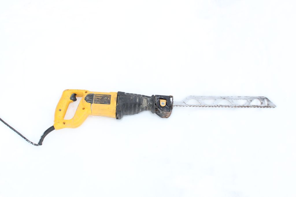 Bajonettsag med blad til å sage lecastein. Foto.