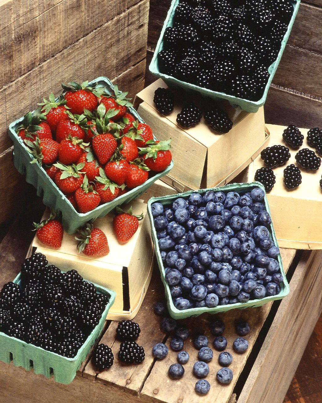 Korger med jordbær, blåbær og bjørnebær. Foto.