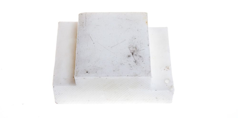 Falsekloss i plastikk. Foto.