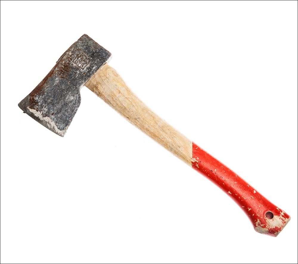 Eit treskaft på ca. 50 cm. I den eine enden av skaftet er det festa ein metallkile med ein skarpslipt egg. Bilde.