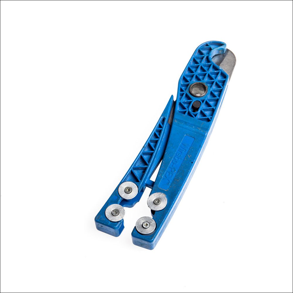 Pex-saks til kapping av plastrør. Foto.