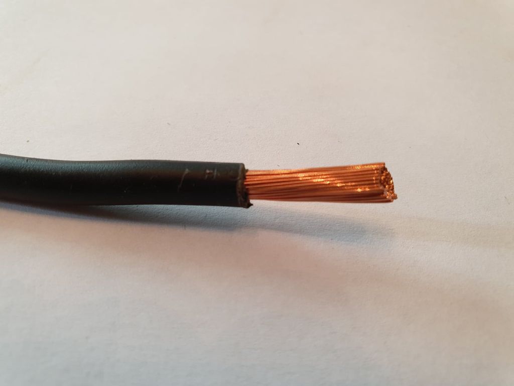 Nærbilete av ei RK-leidning. Foto.