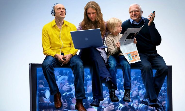 Personar med forskjellige medium, både elektroniske og i papirformat. Foto.