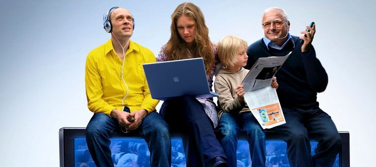 Personer med forskjellige elektroniske medier. Foto.