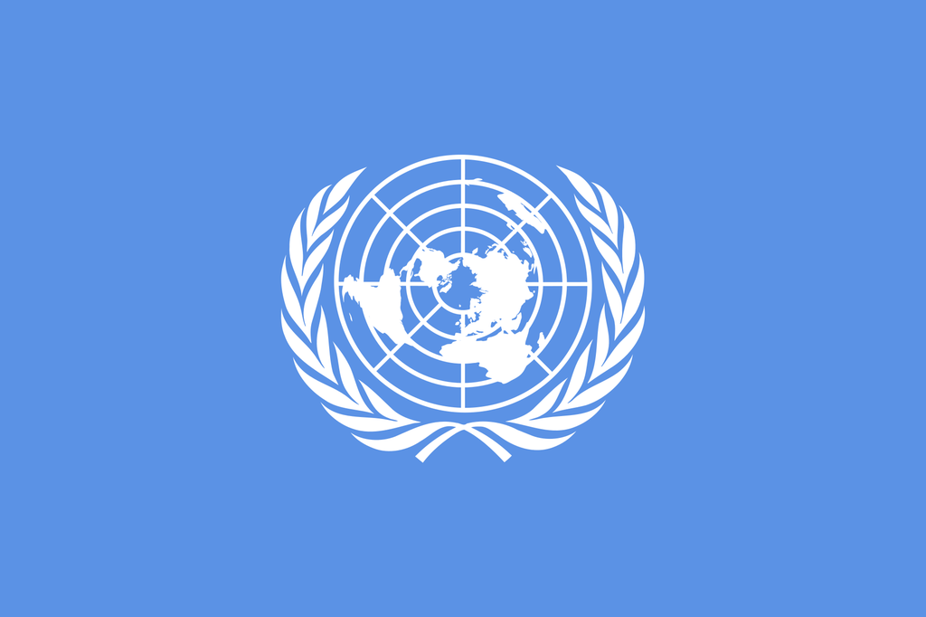 FN-flagget. Flagget har blå bunn og hvit logo. Logoen er verdenskartet inne i sirkler som er omkranset av to krysslagte olivengreiner. Illustrasjon.
