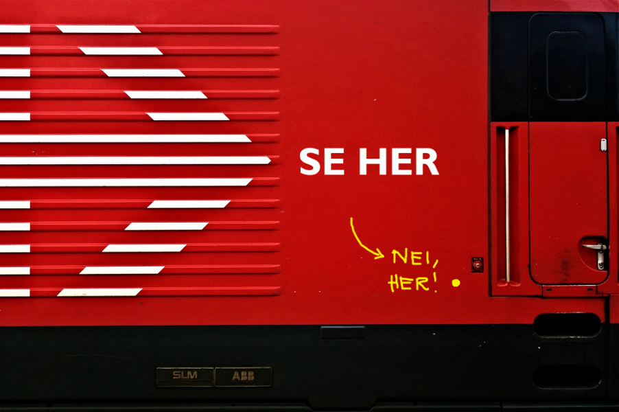 Togdør med pil og design. Bilde.