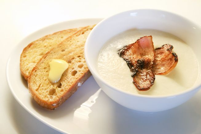 Blomkålsuppe med bacon. Foto.