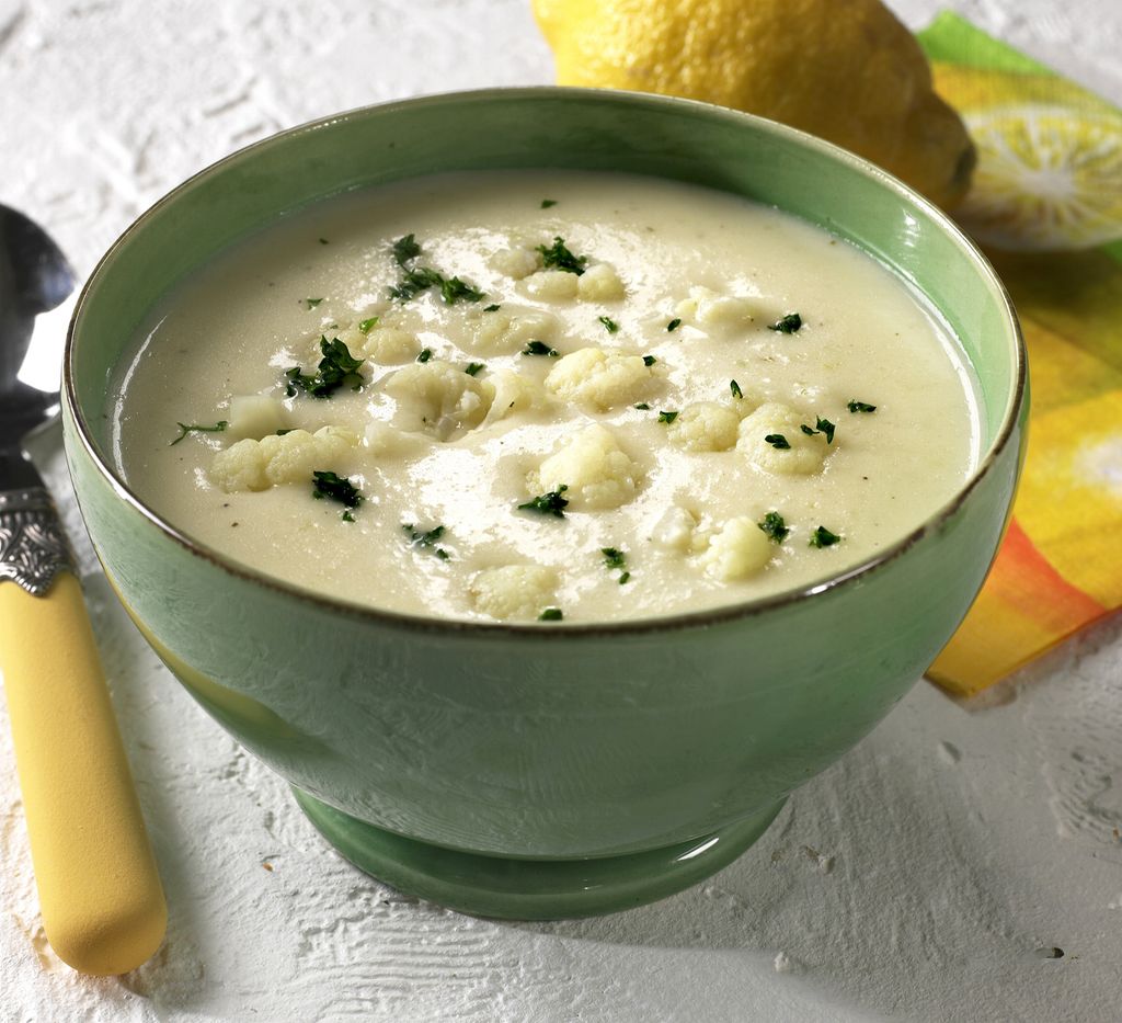 Blomkålsuppe i ei grønn skål. Foto.