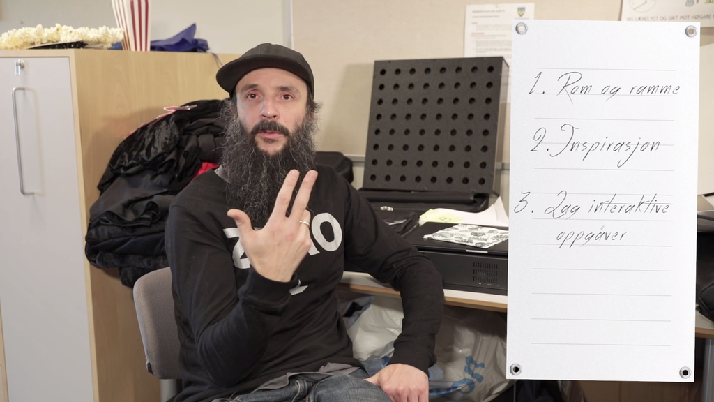 Håvard Krøvell-Velle teller opp tips til hvordan lage escape room. På en notisblokk på siden, listes opp de tre tipsene. Kollasj.