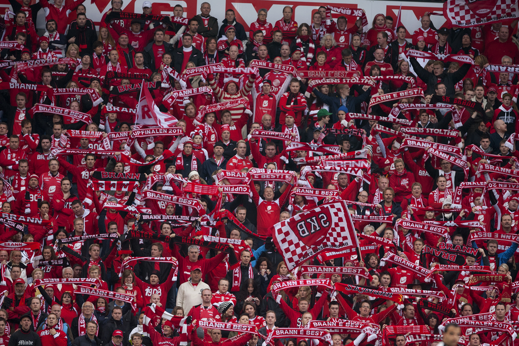 Brannsupportere på tribune. Foto.