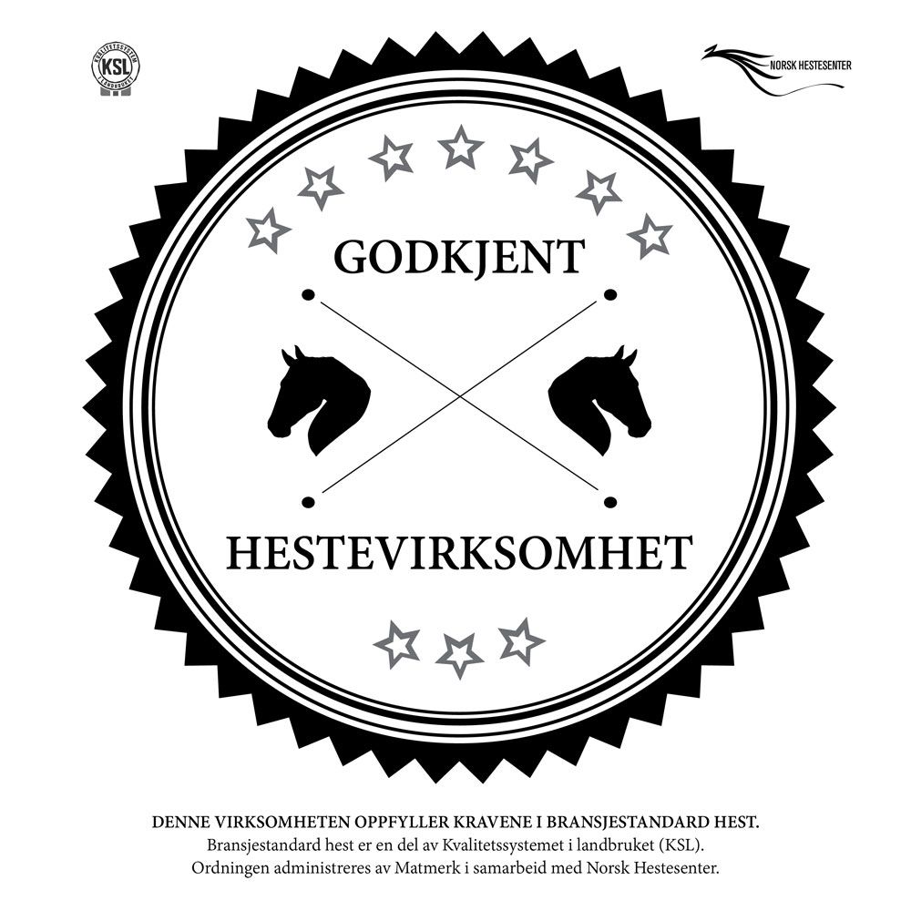 Logo med påskrift godkjent hestevirksomhet. Denne virksomheten oppfyller kravene i bransjestandar hest. Bransjestandar hest er en del av kvalitetssystemet i landbruket (KSL). Ordningen administreres av Matmerk i samarbeid med Norsk Hestesenter. Illustrasjon.